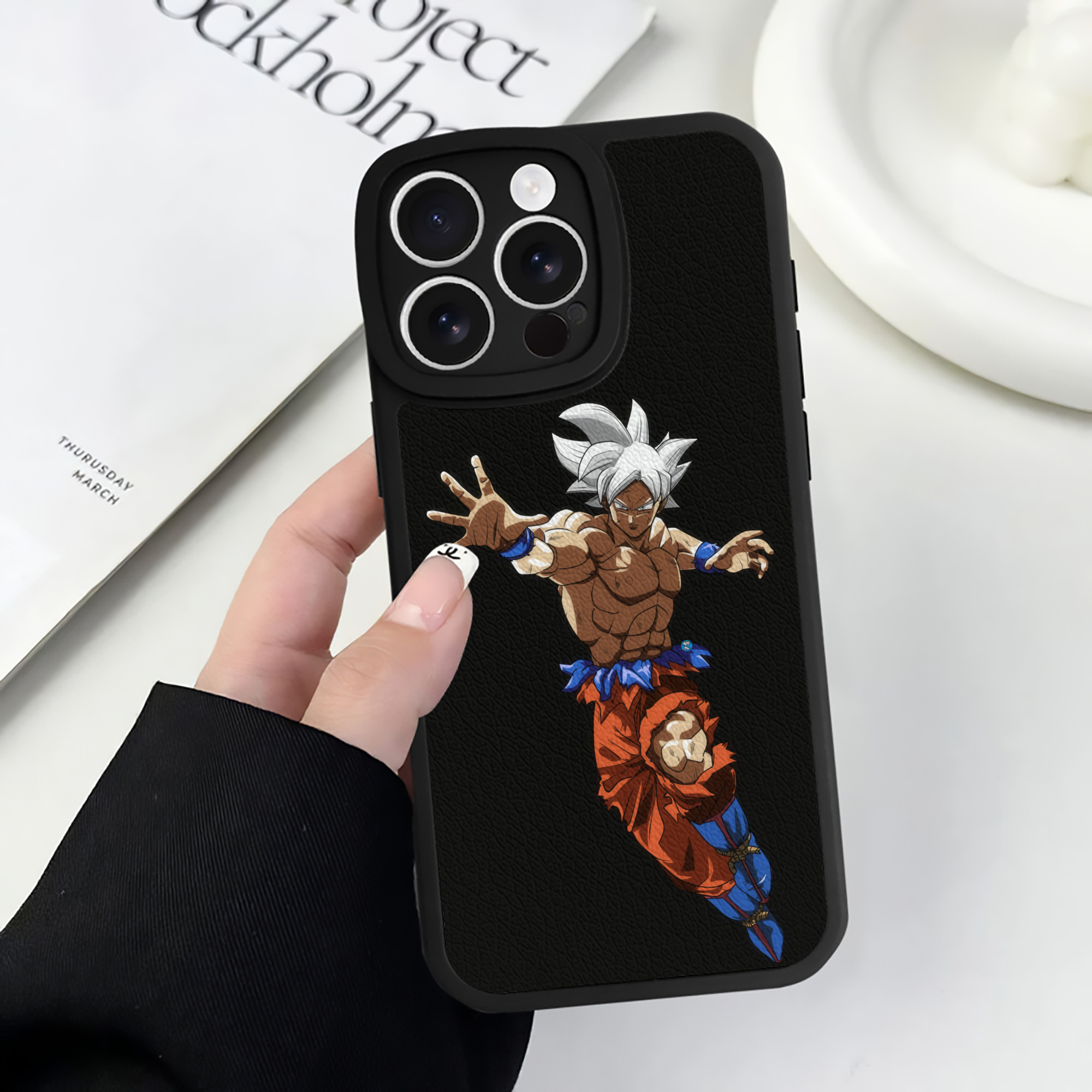 （画像用） ドラゴンボール 孫悟空（そん ごくう）Son Goku カカロット DRAGON BALL Kakarotto 【iPhone 16シリーズ対応】シリコンスマホケース（レザー調） 材質：シリコン